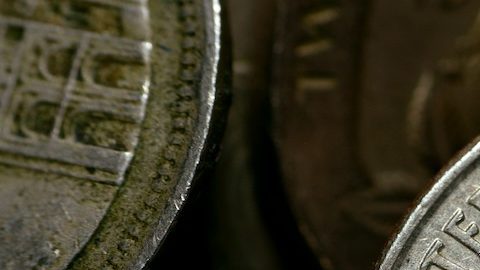Moneda de un cuarto de dólar estadounidense con fondo de monedas diferentes de otros países.