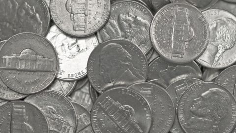 Pila de monedas de 5 centavos de Estados Unidos.