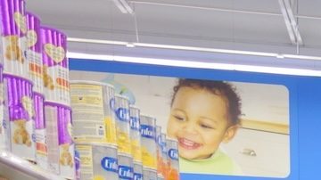 Sección de alimentos para bebés y niños pequeños en un supermercado en Toronto, Canadá.