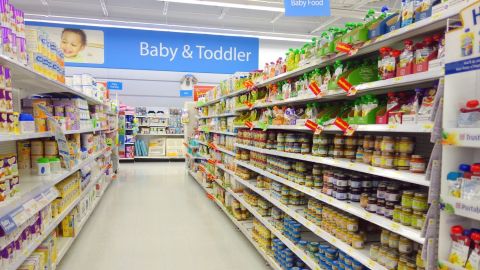 Sección de alimentos para bebés y niños pequeños en un supermercado en Toronto, Canadá.