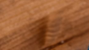 Teléfono inteligente con el logotipo de Walmart en la pantalla y paquetes en el carrito de compras.