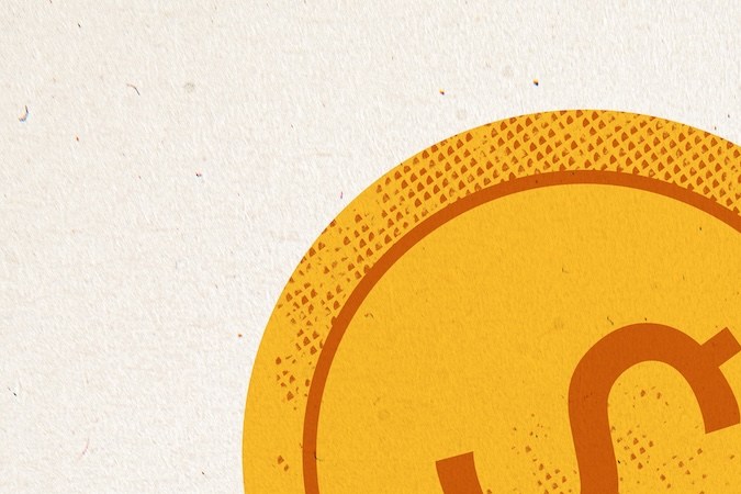 Collage de fotografías compuestas de una triste niña estadounidense que tira una moneda enorme, molesta, pobre, en bancarrota, recesión, problema de fracaso, aislada sobre fondo pintado.