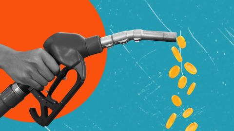 Collage artístico: mano que sostiene la boquilla de una bomba de gasolina y monedas que caen de la manguera. Concepto de aumento de los precios de la gasolina.