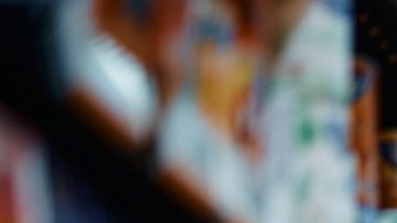 Mujer joven comprando comida enlatada en una tienda de comestibles.