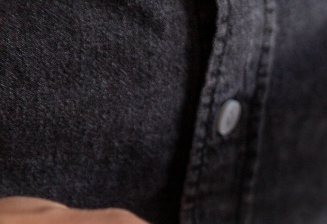 Hombre haciéndose una prueba rápida de antígenos (flujo lateral) para covid-19