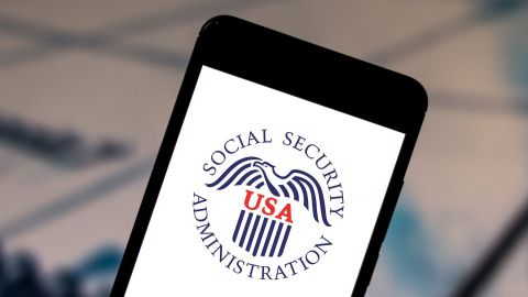 En esta ilustración fotográfica se muestra el logotipo de la Administración del Seguro Social de Estados Unidos en un teléfono inteligente.