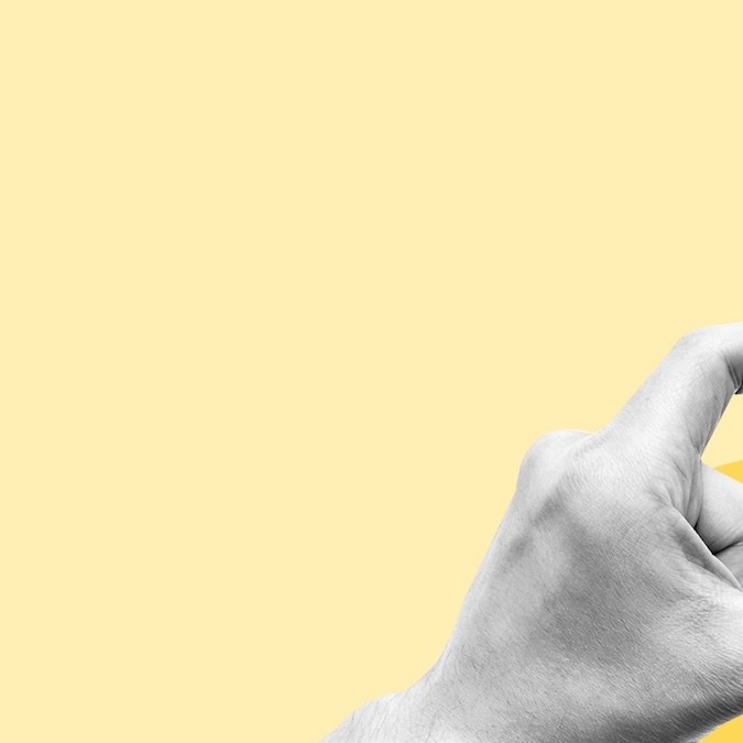 Pago en línea, computadora portátil con factura electrónica.