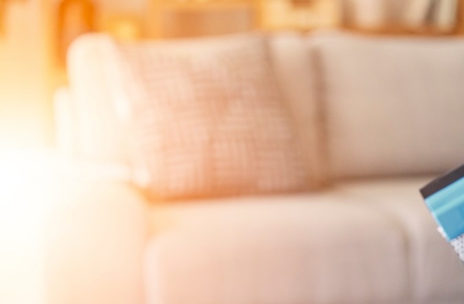 Mujer, productos de limpieza y ama de llaves a punto de limpiar una casa para la limpieza de primavera.