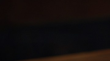 Plato de alitas sobre una mesa de madera, acompañado de vasos de cerveza.