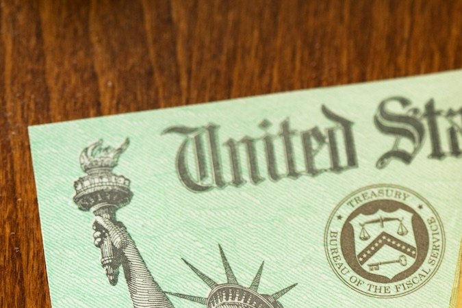 Cheque de ayuda por pandemia del Servicio de Impuestos Internos (IRS) del Tesoro Federal de los Estados Unidos.