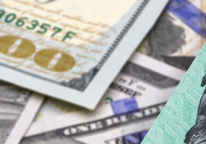 Cheque del Tesoro de Estados Unidos sobre billetes.