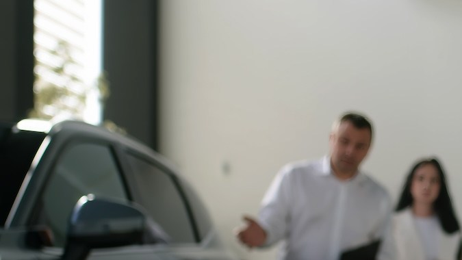 Una asesora proporciona información detallada sobre un vehículo eléctrico.