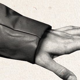 Collage de fotografías compuestas de una mano sosteniendo dólares de dinero.