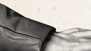 Collage de fotografías compuestas de una mano sosteniendo dólares de dinero.