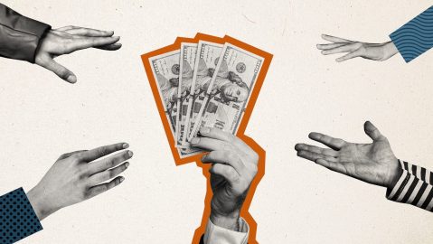 Collage de fotografías compuestas de una mano sosteniendo dólares de dinero.