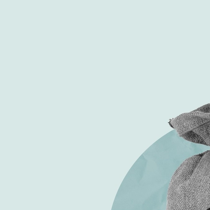 Manos intercambiando bolsa de dinero sobre fondo azul.