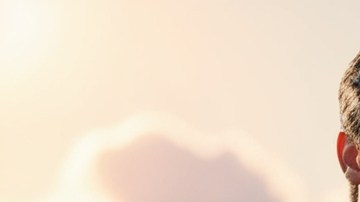 Hombre paga su gasolina con tarjeta de crédito.