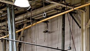 Clientes caminando hacia la salida de la tienda del club de membresía de descuento Costco.