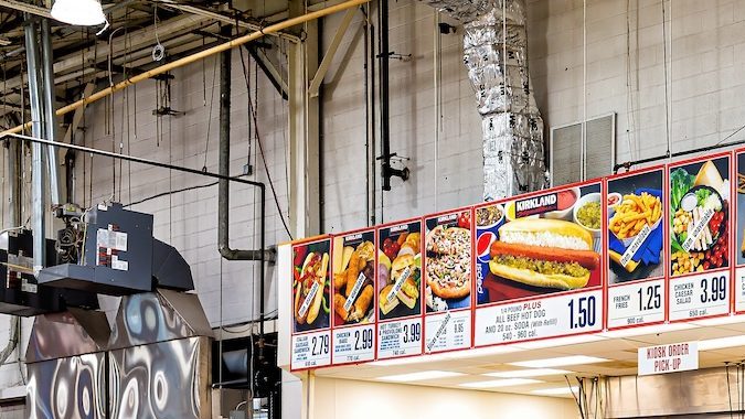 Clientes caminando hacia la salida de la tienda del club de membresía de descuento Costco.