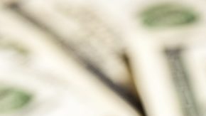 Mazo sobre montón de billetes de EE.UU.