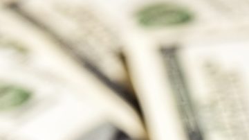 Mazo sobre montón de billetes de EE.UU.