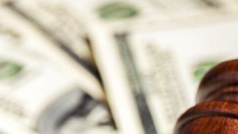 Mazo sobre montón de billetes de EE.UU.