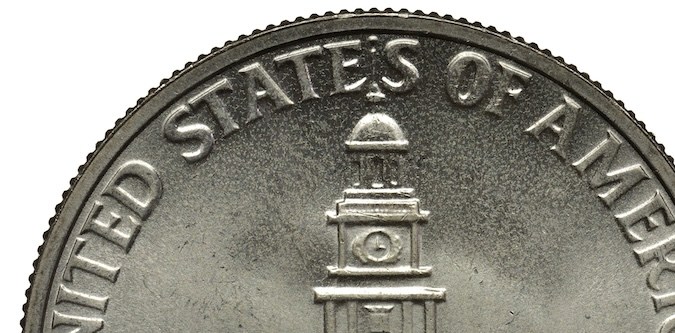 Estados Unidos Moneda de plata estadounidense 1/2 medio dólar (50 cincuenta centavos) 1976, diseño bicentenario, Independence Hall, edificio con torre de reloj, cabeza del presidente Kennedy a la izquierda.