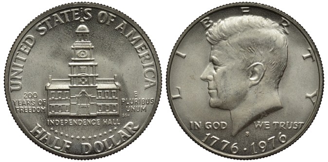 Estados Unidos Moneda de plata estadounidense 1/2 medio dólar (50 cincuenta centavos) 1976, diseño bicentenario, Independence Hall, edificio con torre de reloj, cabeza del presidente Kennedy a la izquierda.