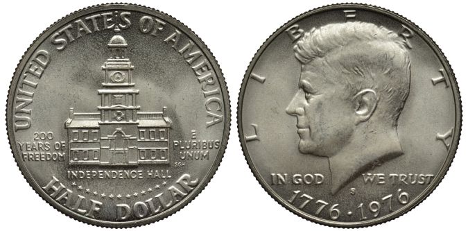 Estados Unidos Moneda de plata estadounidense 1/2 medio dólar (50 cincuenta centavos) 1976, diseño bicentenario, Independence Hall, edificio con torre de reloj, cabeza del presidente Kennedy a la izquierda.