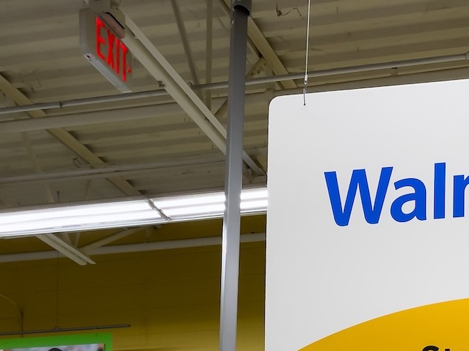 Walmart + membresía en el letrero de la tienda.