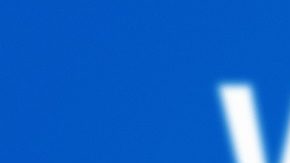 El logotipo de Walmart Plus se muestra en la pantalla del teléfono inteligente con el logotipo de Walmart en el fondo.