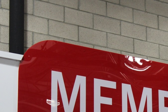 Anuncio en Costco que muestra el costo de las membresías.