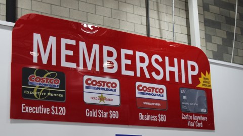 Anuncio en Costco que muestra el costo de las membresías.