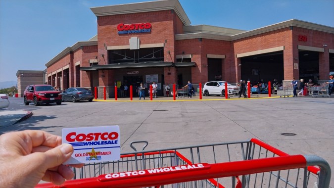 Fachada de Costco, con mano sosteniendo una membresía.