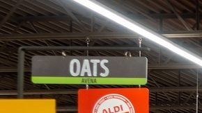 El pasillo de cereales y pasteles o mezclas para postres de una tienda Aldi.