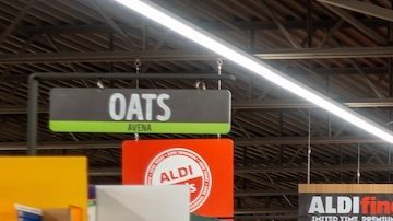 El pasillo de cereales y pasteles o mezclas para postres de una tienda Aldi.