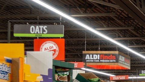 El pasillo de cereales y pasteles o mezclas para postres de una tienda Aldi.