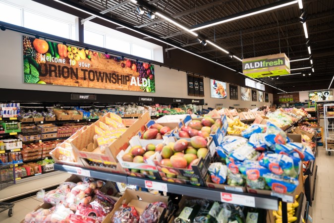 Nueva sección de productos alimenticios en el interior de la tienda Aldi.