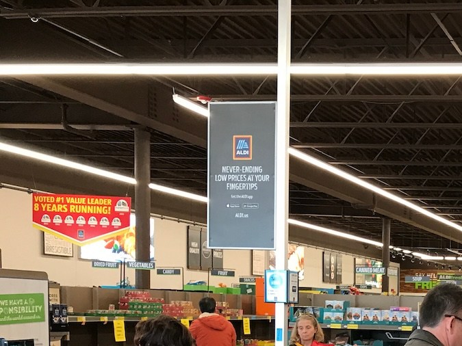 La gente se abastece de alimentos en una tienda Aldi.