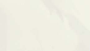 Imagen 3D, boceto minimalista, collage de una mujer despreocupada sentada en un carrito de supermercado con prisas, aislada sobre fondo pintado.