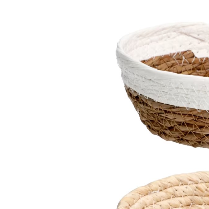 Cestas variadas de paja tejida.