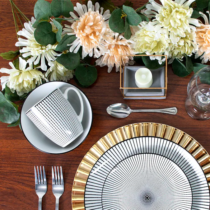 Colección de vajilla con diseño de rayas blancas y negras.