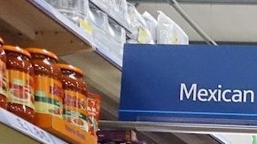 Clientes recorren un pasillo de un supermercado.
