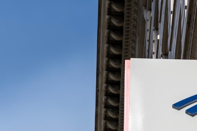 Un cartel saliente del Bank of America en un edificio en Salt Lake City, Utah, EE.UU.