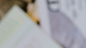 Aplicación de DirecTV en un teléfono inteligente sobre billetes de $100 dólares.