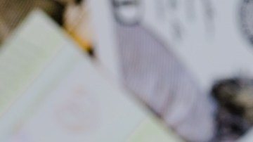 Aplicación de DirecTV en un teléfono inteligente sobre billetes de $100 dólares.