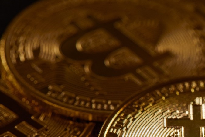 Un rayo de luz dorado ilumina un bitcoin, el dinero del futuro.