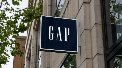 El cartel colgante de Gap en el edificio de la sede central en San Francisco, California, EE.UU.