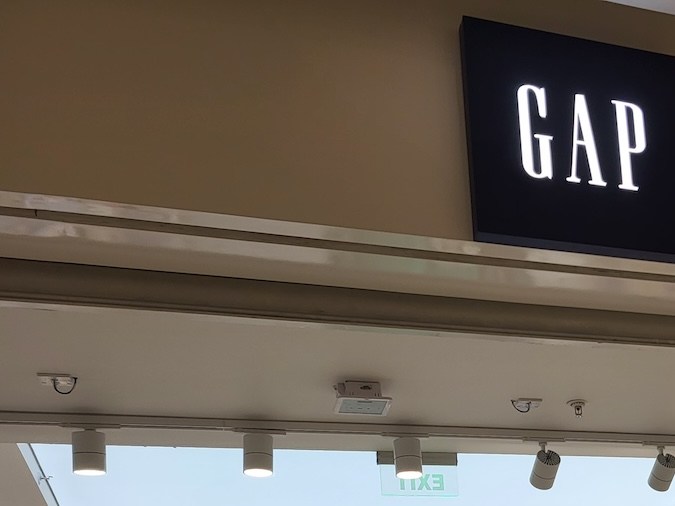 Tienda de ropa GAP en Phoenix Mall of the Millennium.
