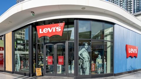 Una tienda Levi en el centro comercial Westfield Century City en Los Ángeles, CA, EE.UU.